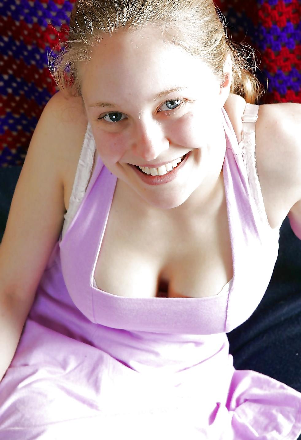 25P Sexy Teen Cleavage 1