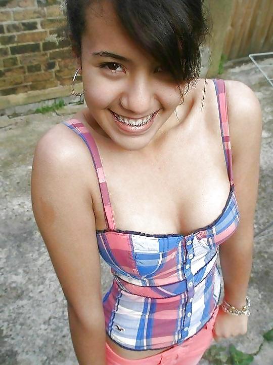 25P Sexy Teen Cleavage 1