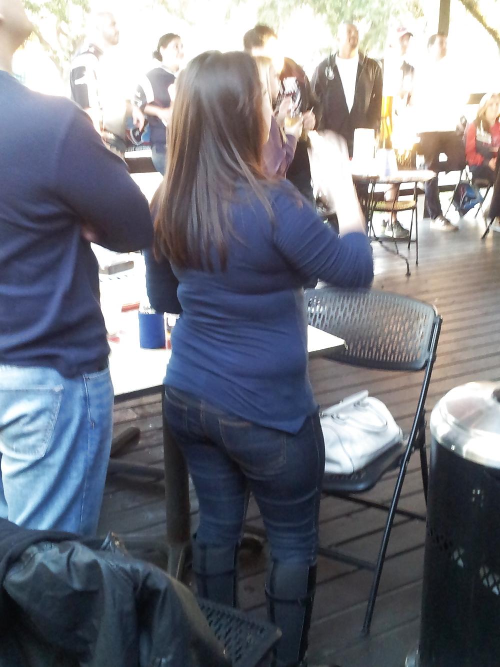 4P Candid ass cleavage