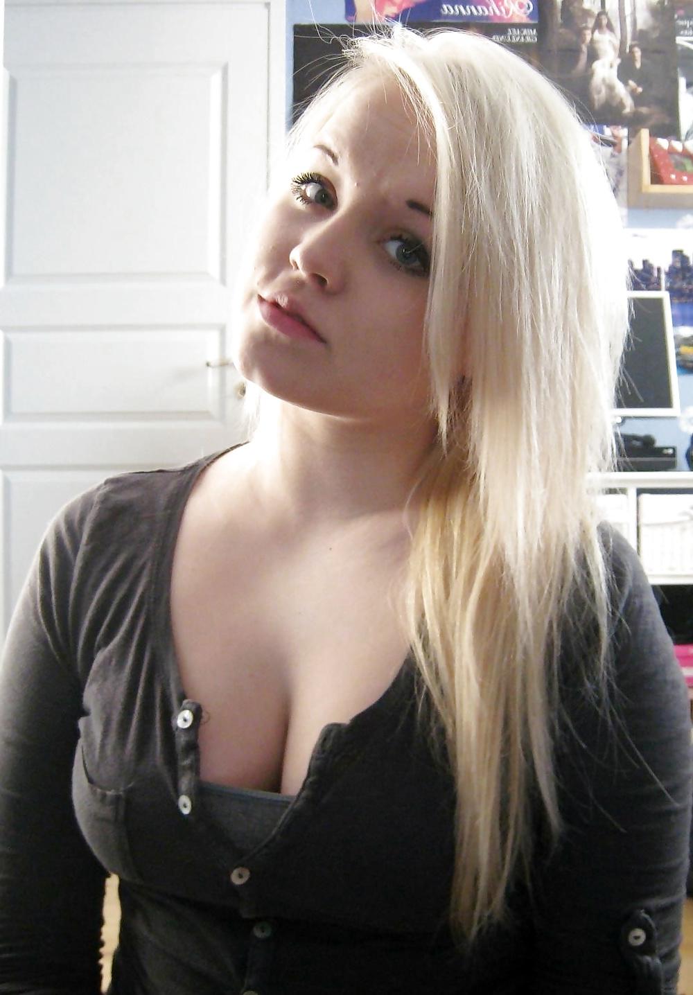25P Busty Teens Cleavage 6