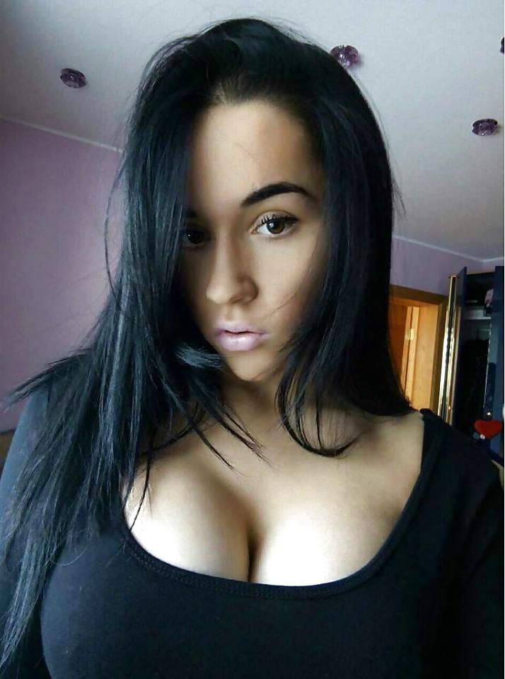 25P Busty Teens Cleavage 6