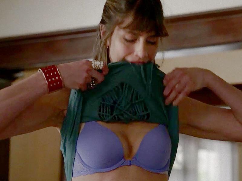 6P Amanda Peet flashes her bare knockers