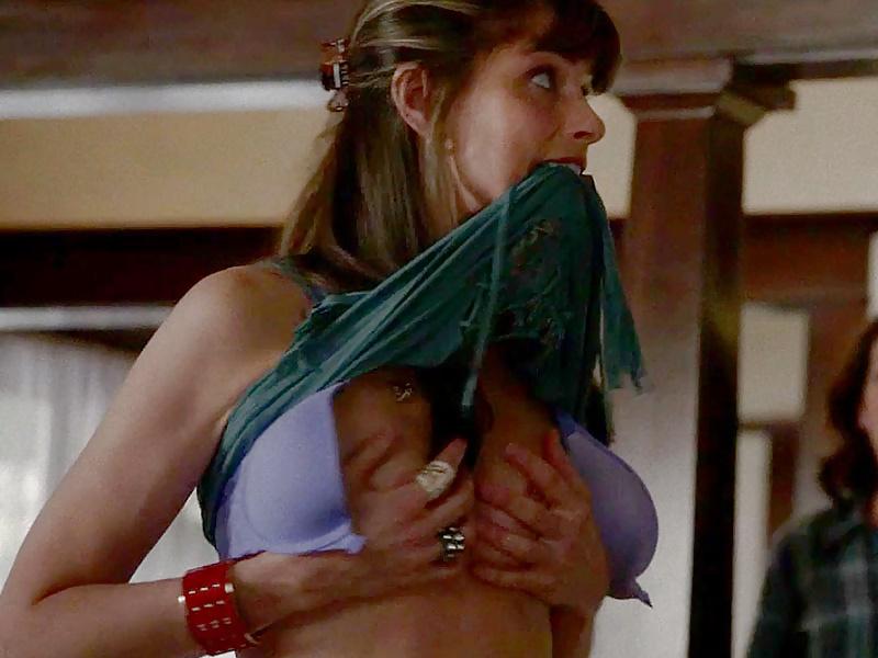 6P Amanda Peet flashes her bare knockers