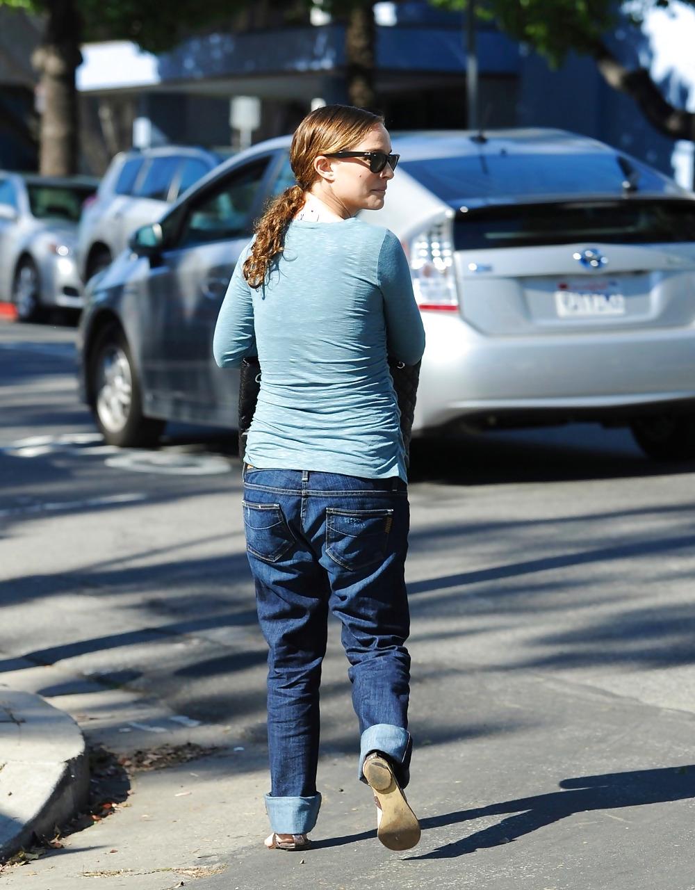 25P Natalie Portman leaving Square One restaurant in Silverlake