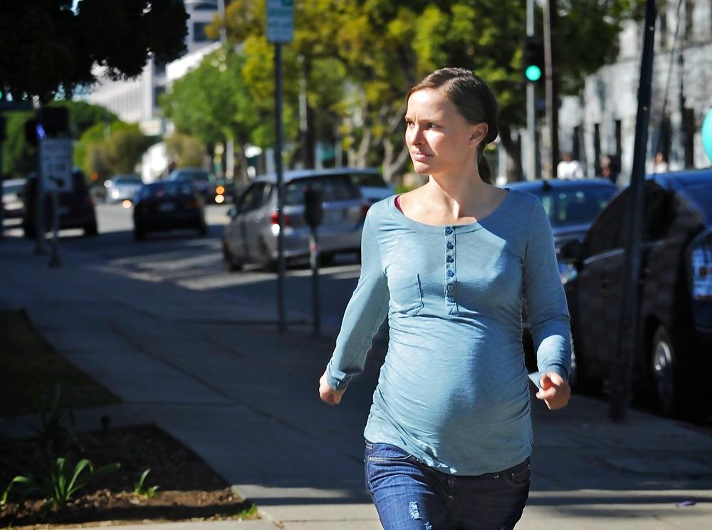 25P Natalie Portman leaving Square One restaurant in Silverlake