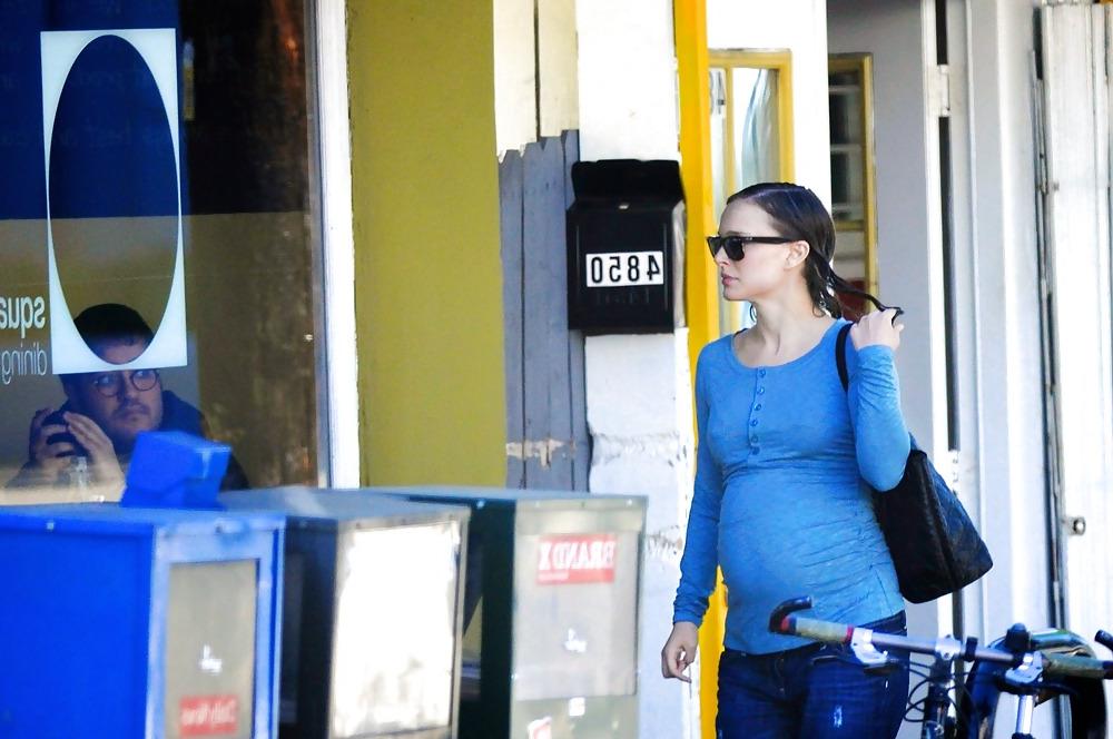 25P Natalie Portman leaving Square One restaurant in Silverlake