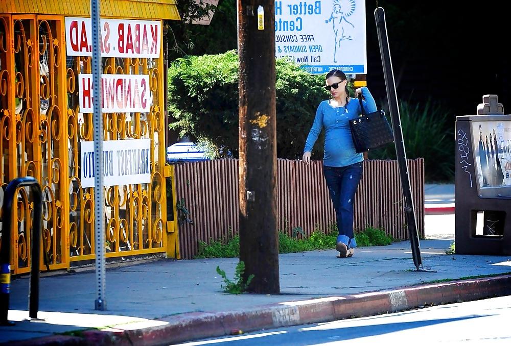 25P Natalie Portman leaving Square One restaurant in Silverlake