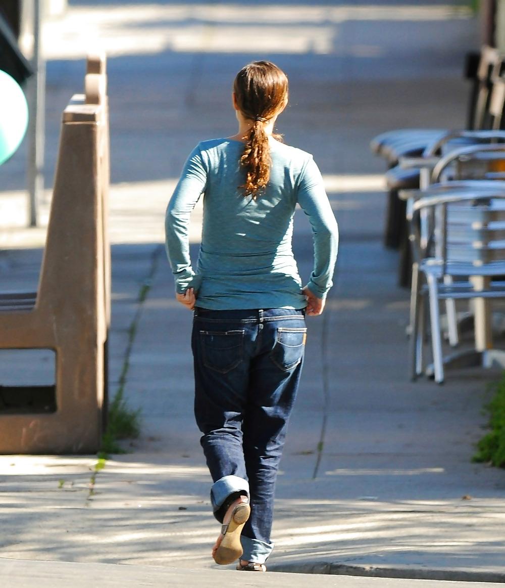 25P Natalie Portman leaving Square One restaurant in Silverlake