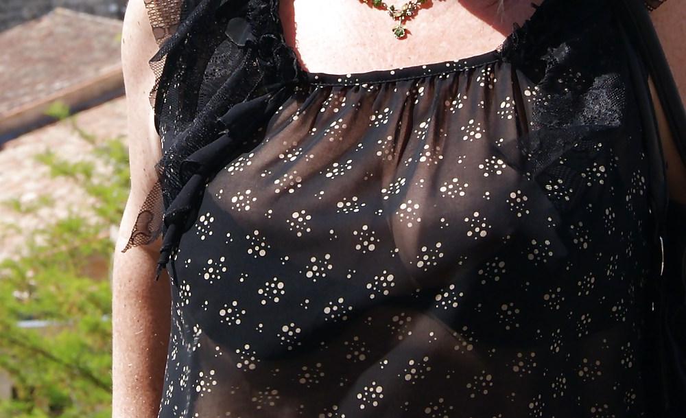 14P Braless cleavage see through
