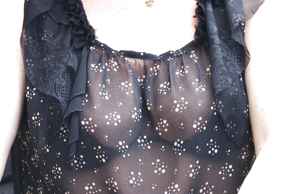 14P Braless cleavage see through