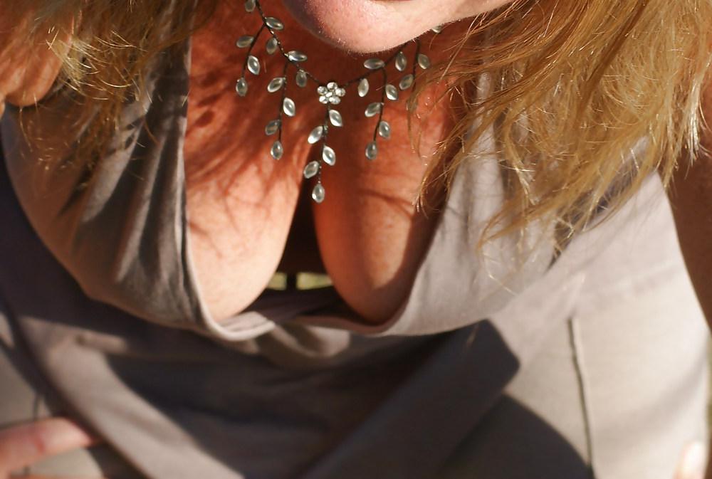 14P Braless cleavage see through