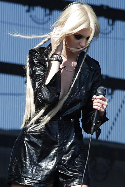 15P Taylor Momsen (nipple tape) Heineken Festl Italy