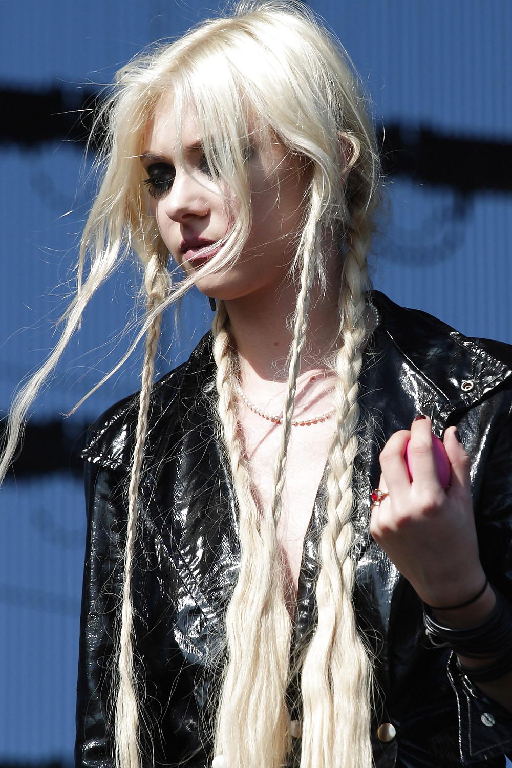 15P Taylor Momsen (nipple tape) Heineken Festl Italy