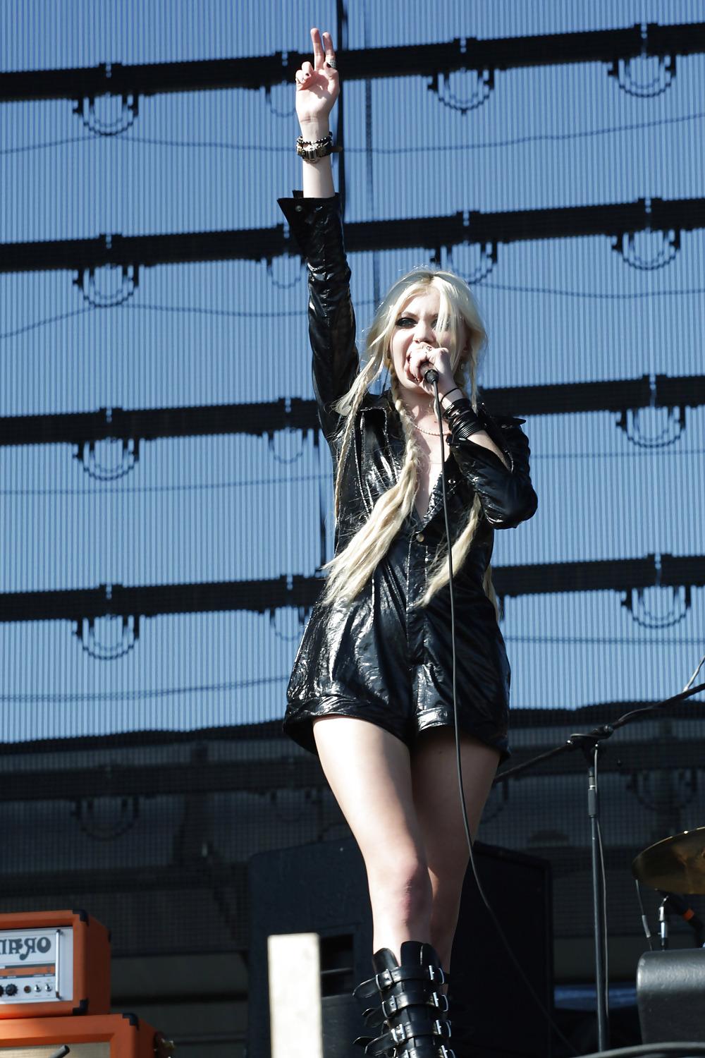 15P Taylor Momsen (nipple tape) Heineken Festl Italy