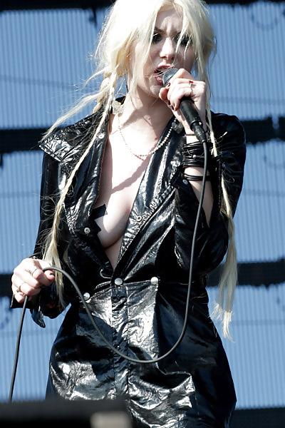 15P Taylor Momsen (nipple tape) Heineken Festl Italy
