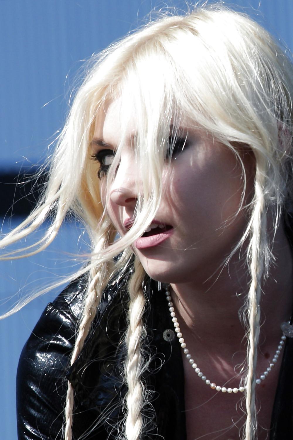 15P Taylor Momsen (nipple tape) Heineken Festl Italy