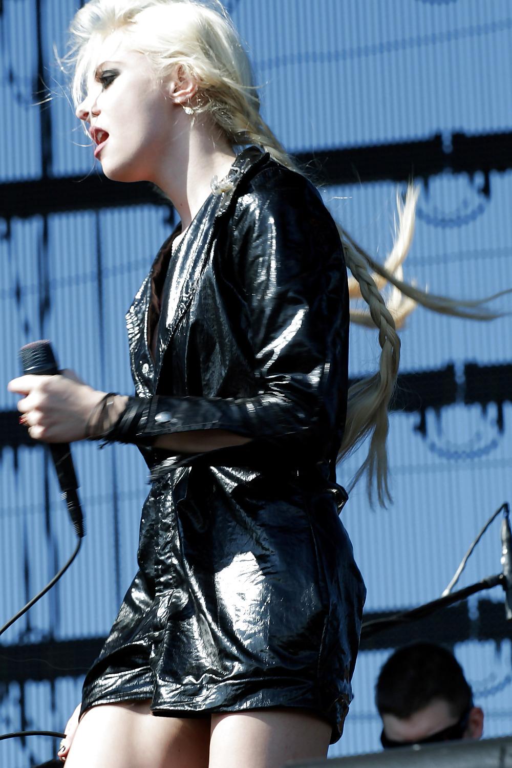 15P Taylor Momsen (nipple tape) Heineken Festl Italy