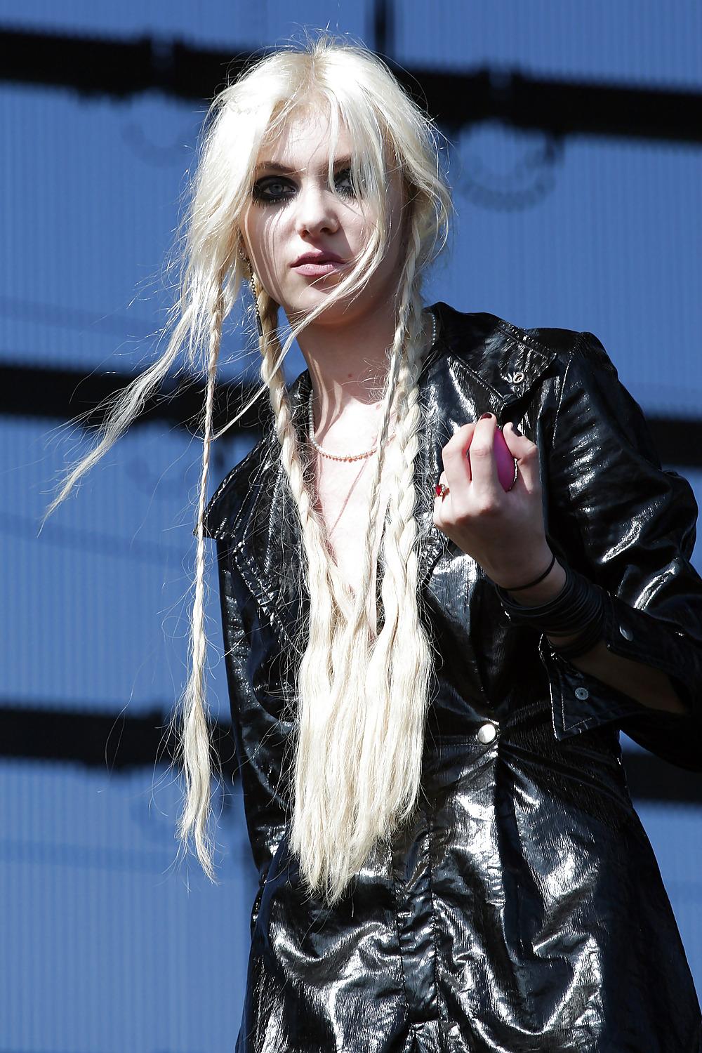 15P Taylor Momsen (nipple tape) Heineken Festl Italy