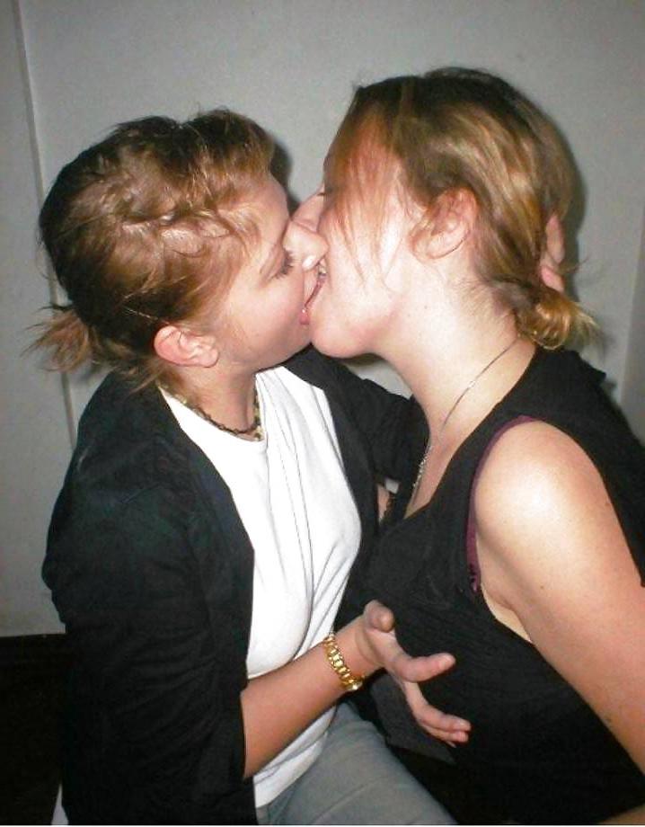 16P Girls kissing girls
