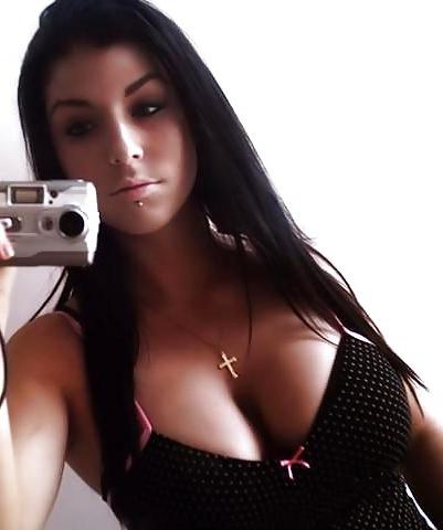 22P Teen cleavage