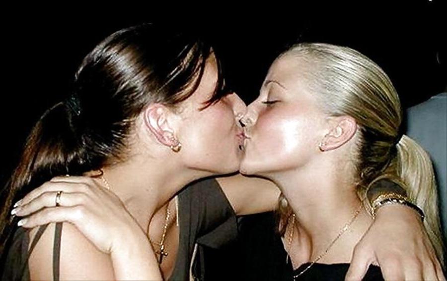 21P Kissing Girls Make me so wet!