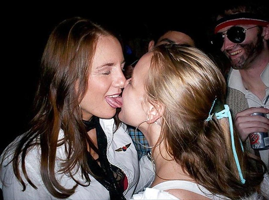 21P Kissing Girls Make me so wet!