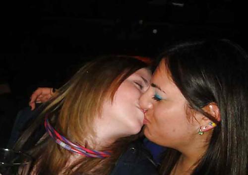 25P Kissing sweethearts 001