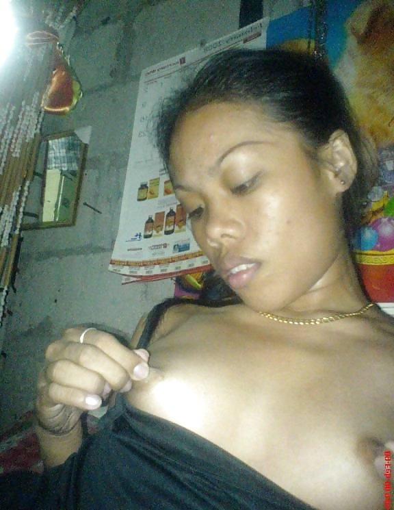 16P Asian slut sticks lollipop up poontang