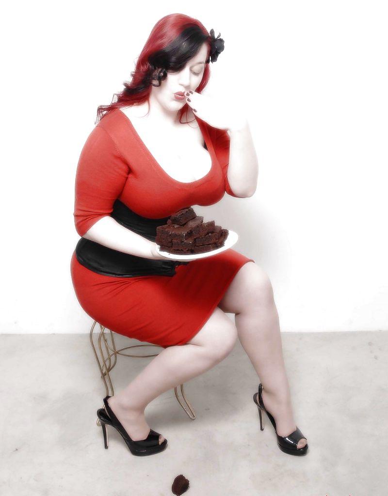 25P Voluptuous Burlesque, Pin-up and Retro Women 2