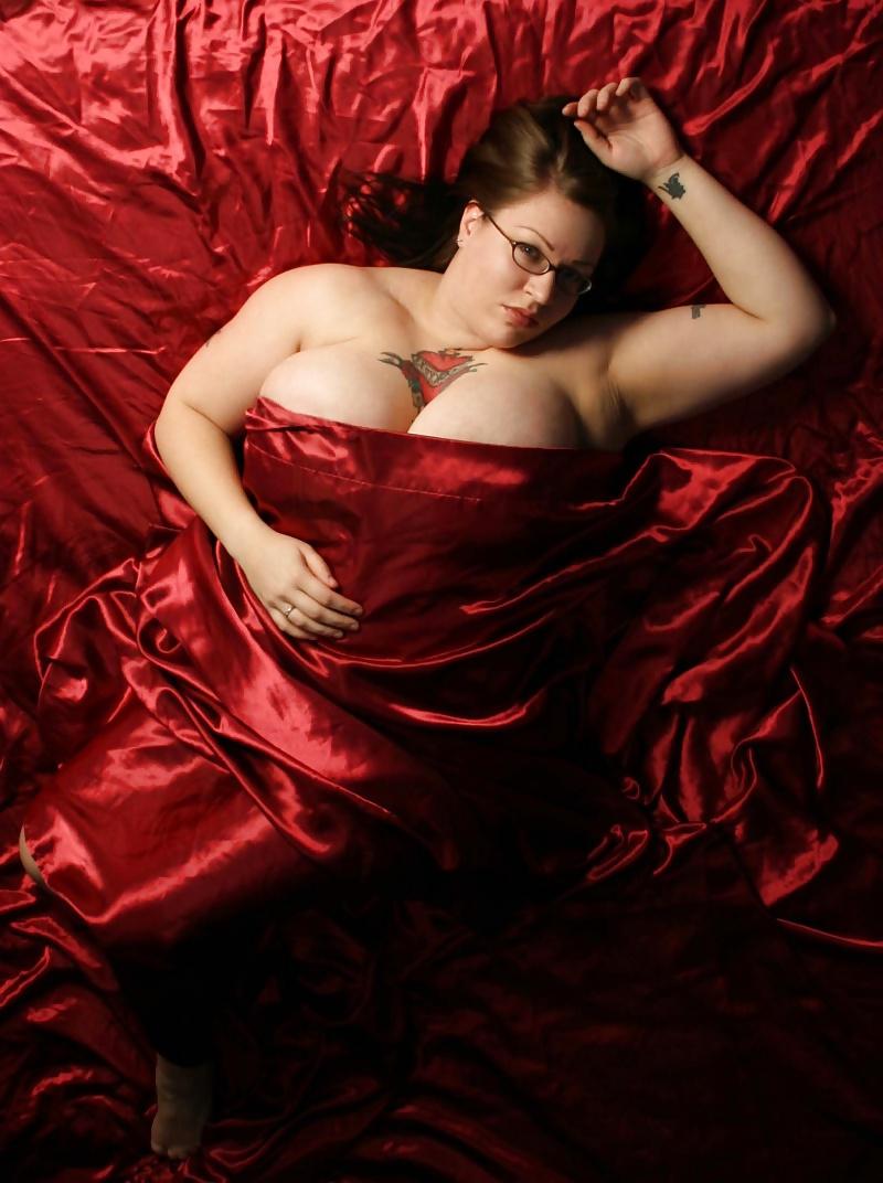 25P Voluptuous Burlesque, Pin-up and Retro Women 2