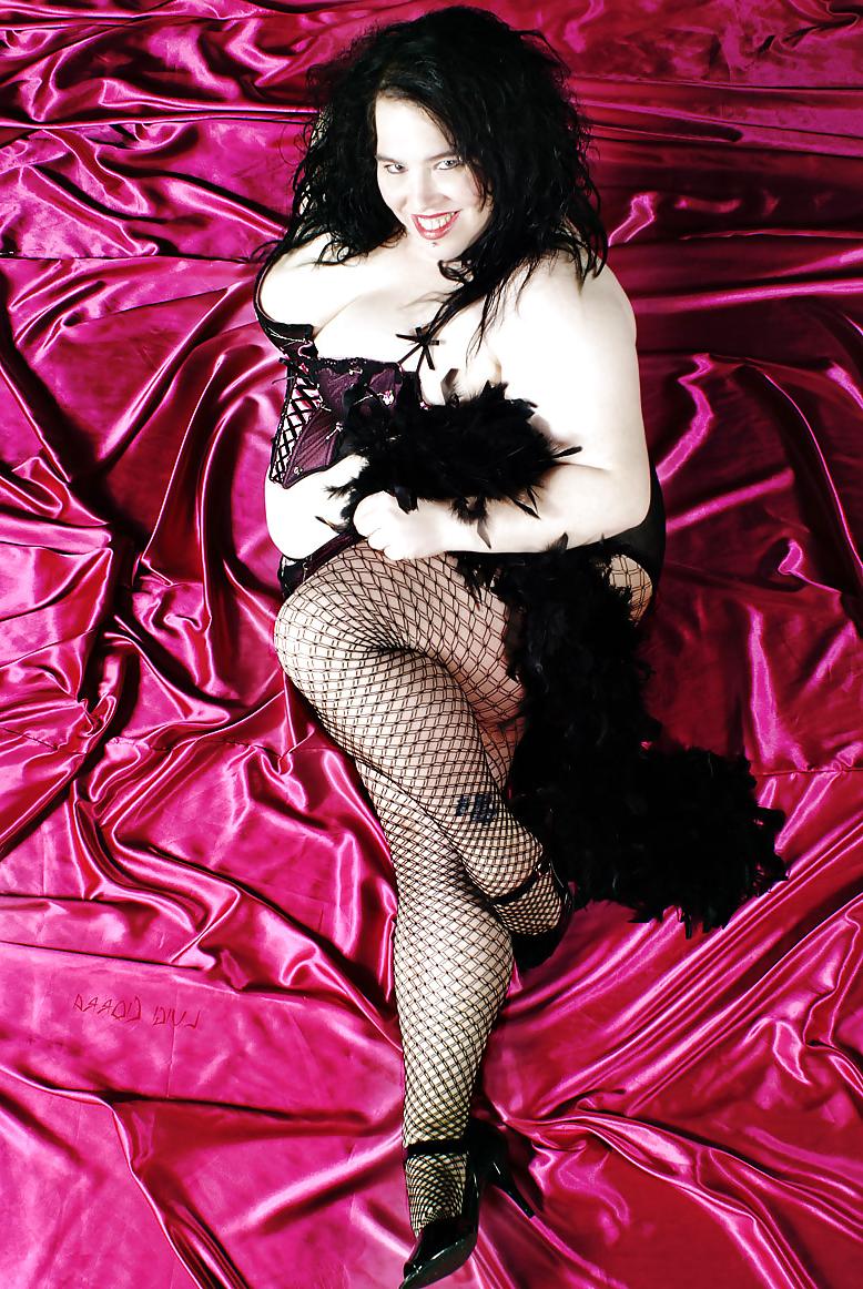25P Voluptuous Burlesque, Pin-up and Retro Women 2