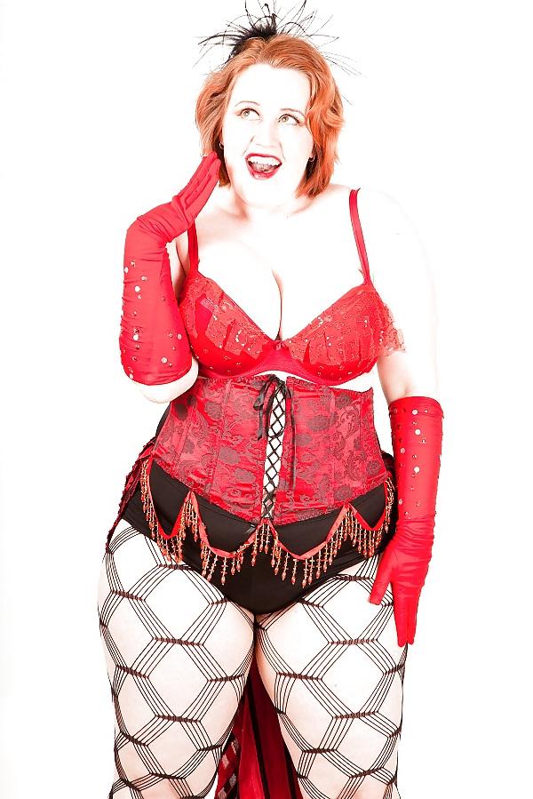 25P Voluptuous Burlesque, Pin-up and Retro Women 2