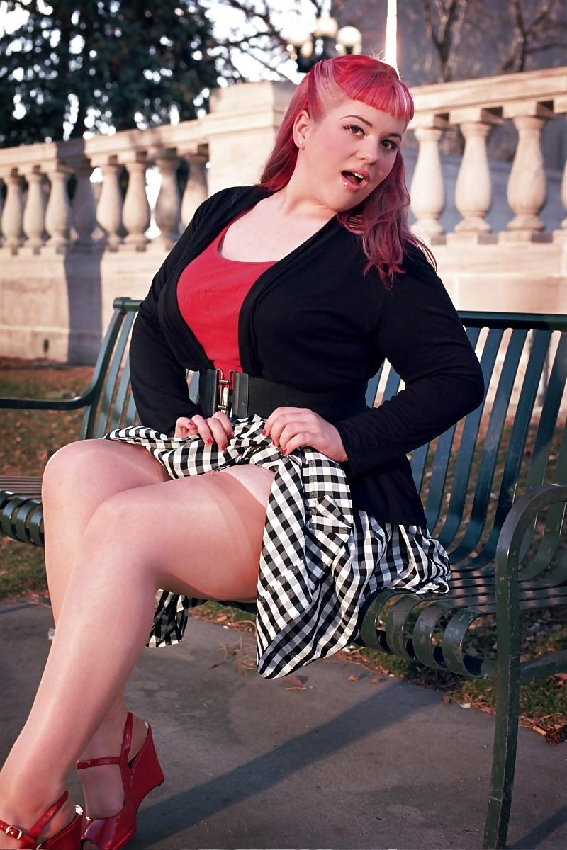 25P Voluptuous Burlesque, Pin-up and Retro Women 2