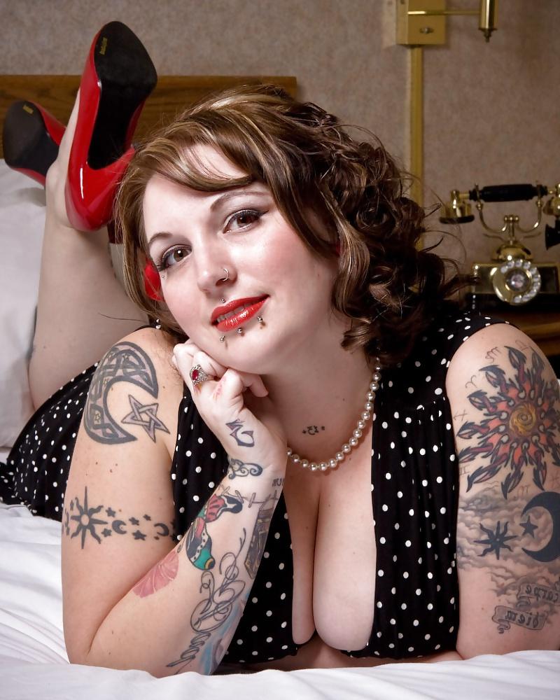 25P Voluptuous Burlesque, Pin-up and Retro Women 2