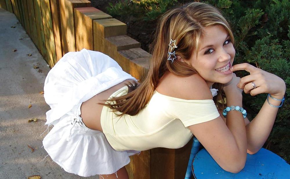 25P Horny Topanga - At the midget golf
