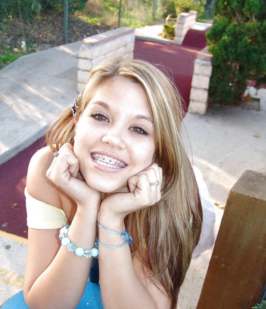 25P Horny Topanga - At the midget golf