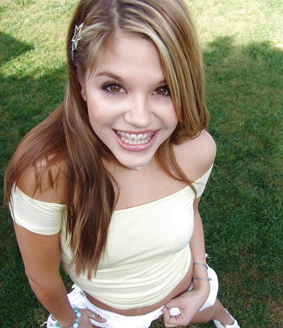 25P Horny Topanga - At the midget golf