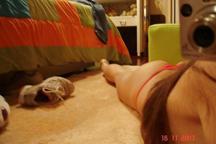 25P A girl network taking pictures