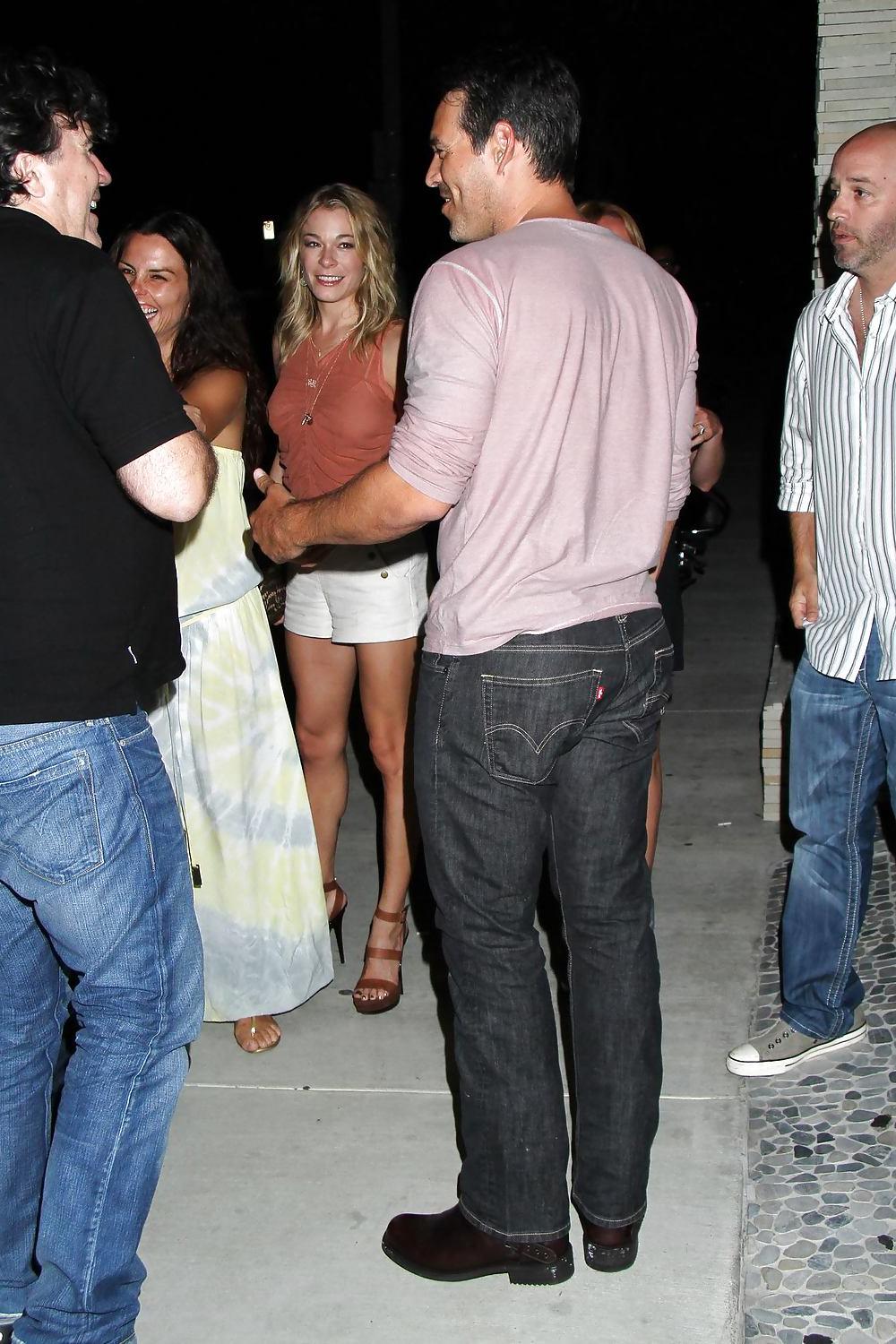 10P LeAnn Rimes - Leggy Leaving Red O Restaurant