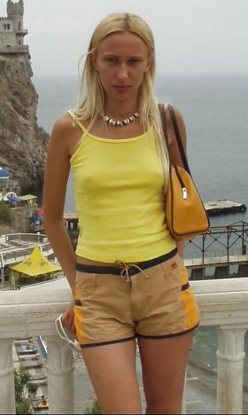 20P Braless teen nipples under clothes