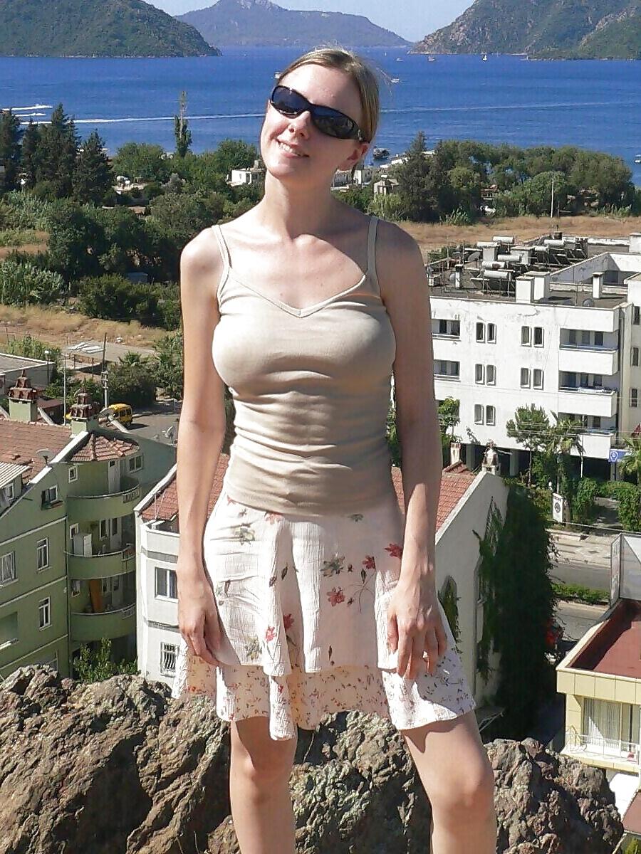 20P Braless teen nipples under clothes