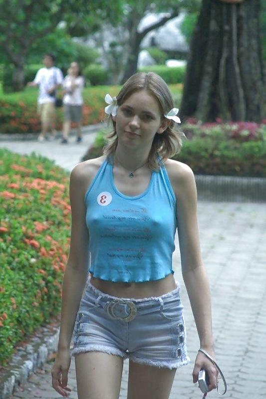 20P Braless teen nipples under clothes