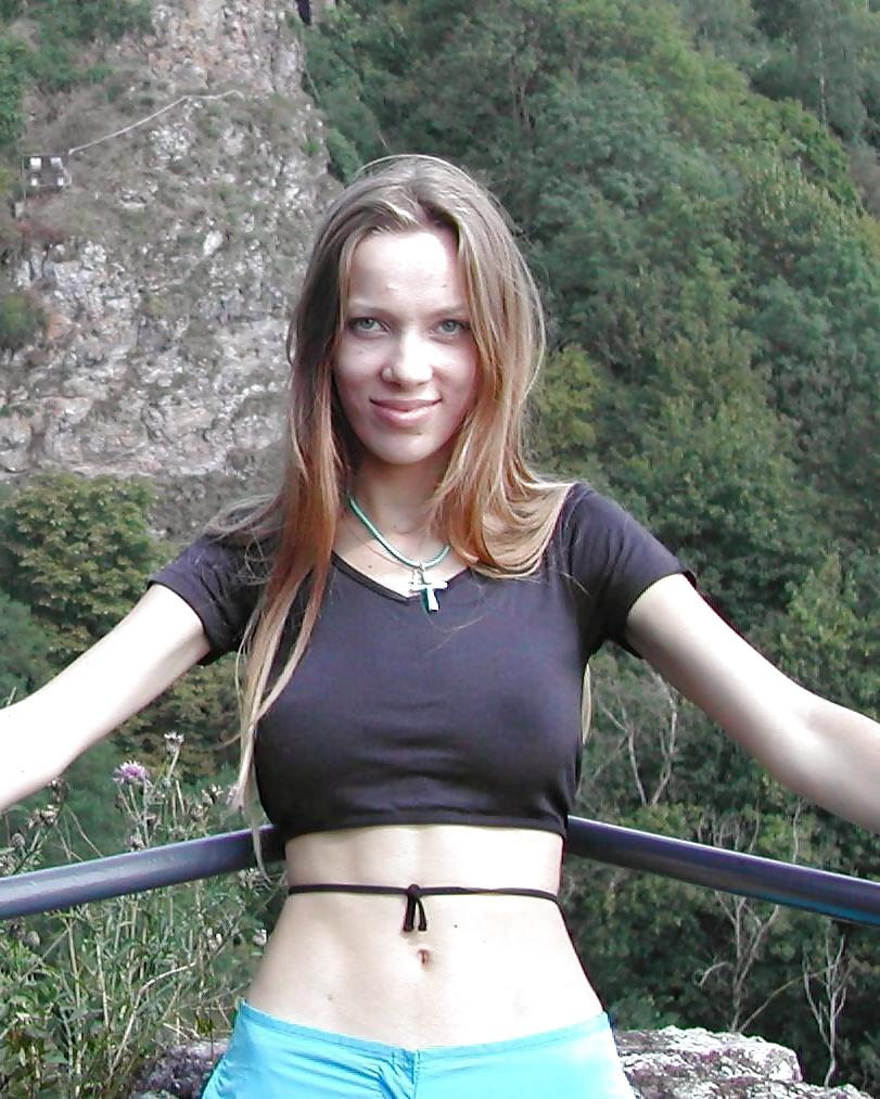20P Braless teen nipples under clothes