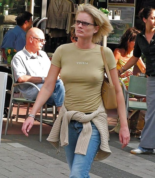 20P Braless teen nipples under clothes