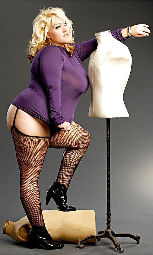 25P Voluptuous Burlesque, Pin-Up and Retro Women 3