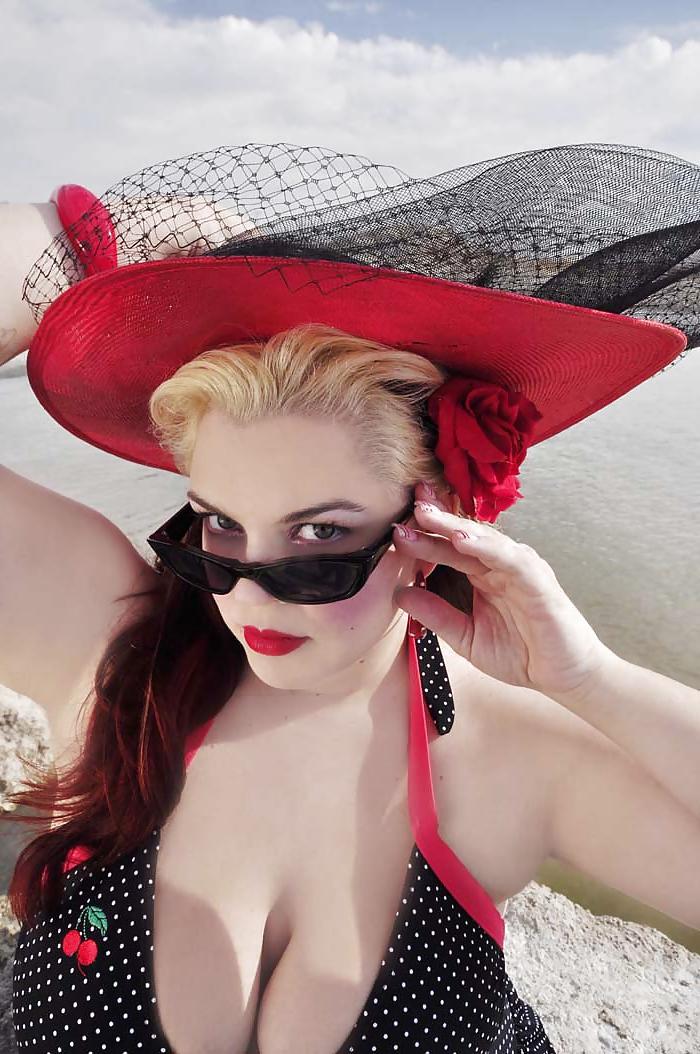 25P Voluptuous Burlesque, Pin-Up and Retro Women 3