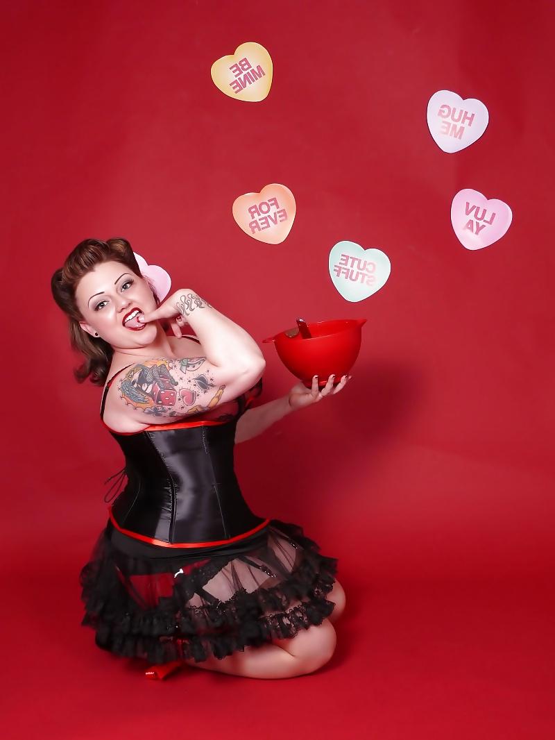 25P Voluptuous Burlesque, Pin-Up and Retro Women 3