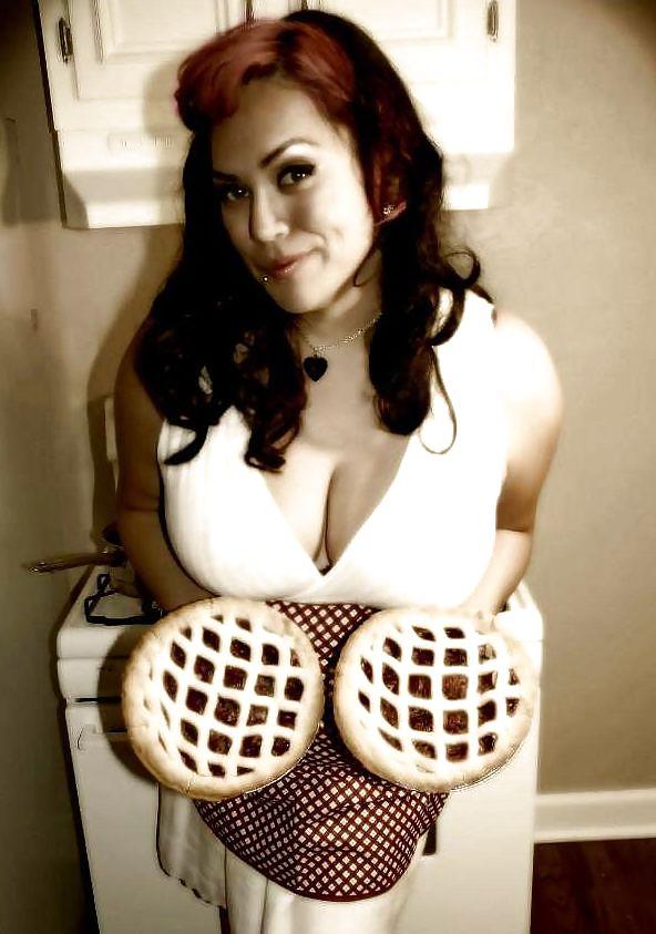 25P Voluptuous Burlesque, Pin-Up and Retro Women 3