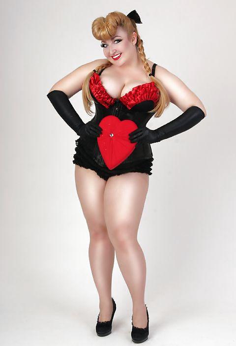 25P Voluptuous Burlesque, Pin-Up and Retro Women 3