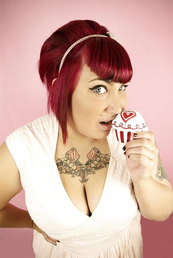 25P Voluptuous Burlesque, Pin-Up and Retro Women 3
